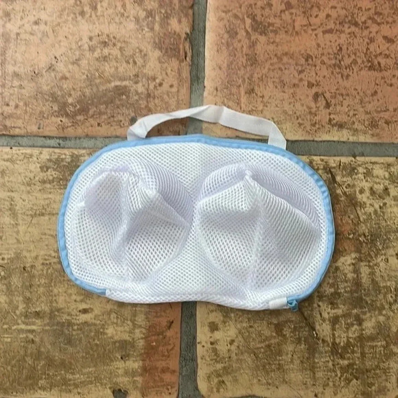 ❤️ NEW 2/$20 or 3/$25 Bra Laundering Mesh Bag - Picture 1 of 6
